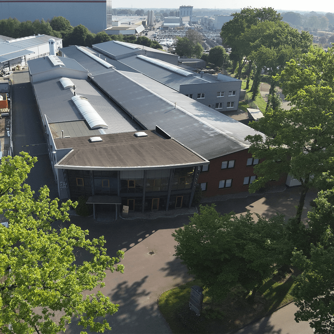 Langes Firmengebäude mit einer Drohne aufgenommen mit Produktionshallen