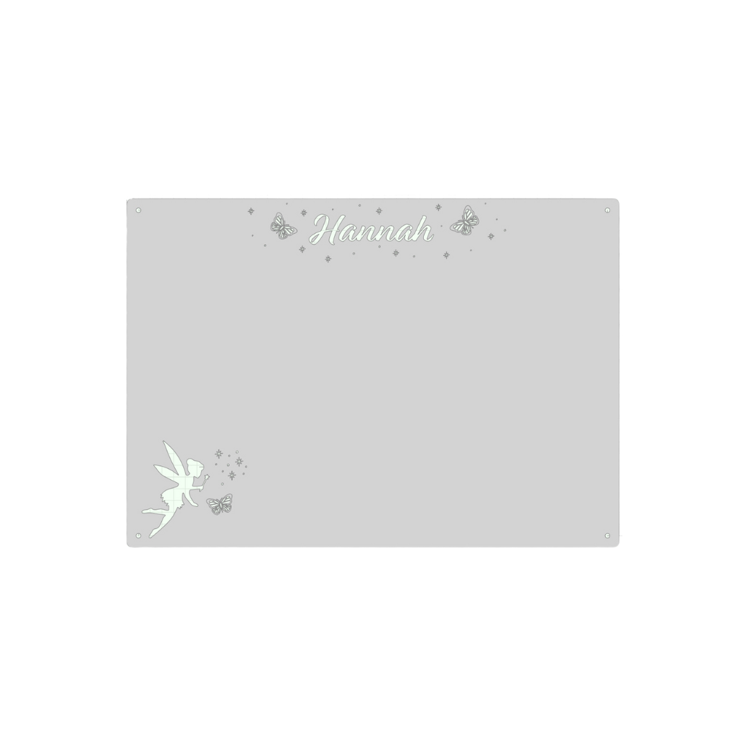 graues Rechteck auf Weis mit Fee unten links, Hannah oben in der Mitte