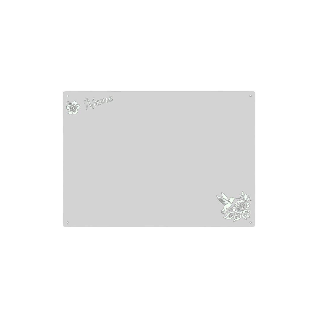 graues Rechteck mit Kolibri in der rechten Ecke und Blume mit Name oben links