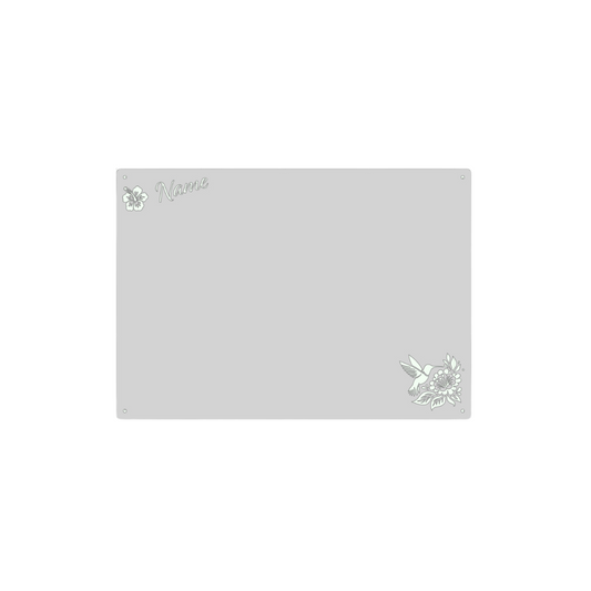 graues Rechteck mit Kolibri in der rechten Ecke und Blume mit Name oben links