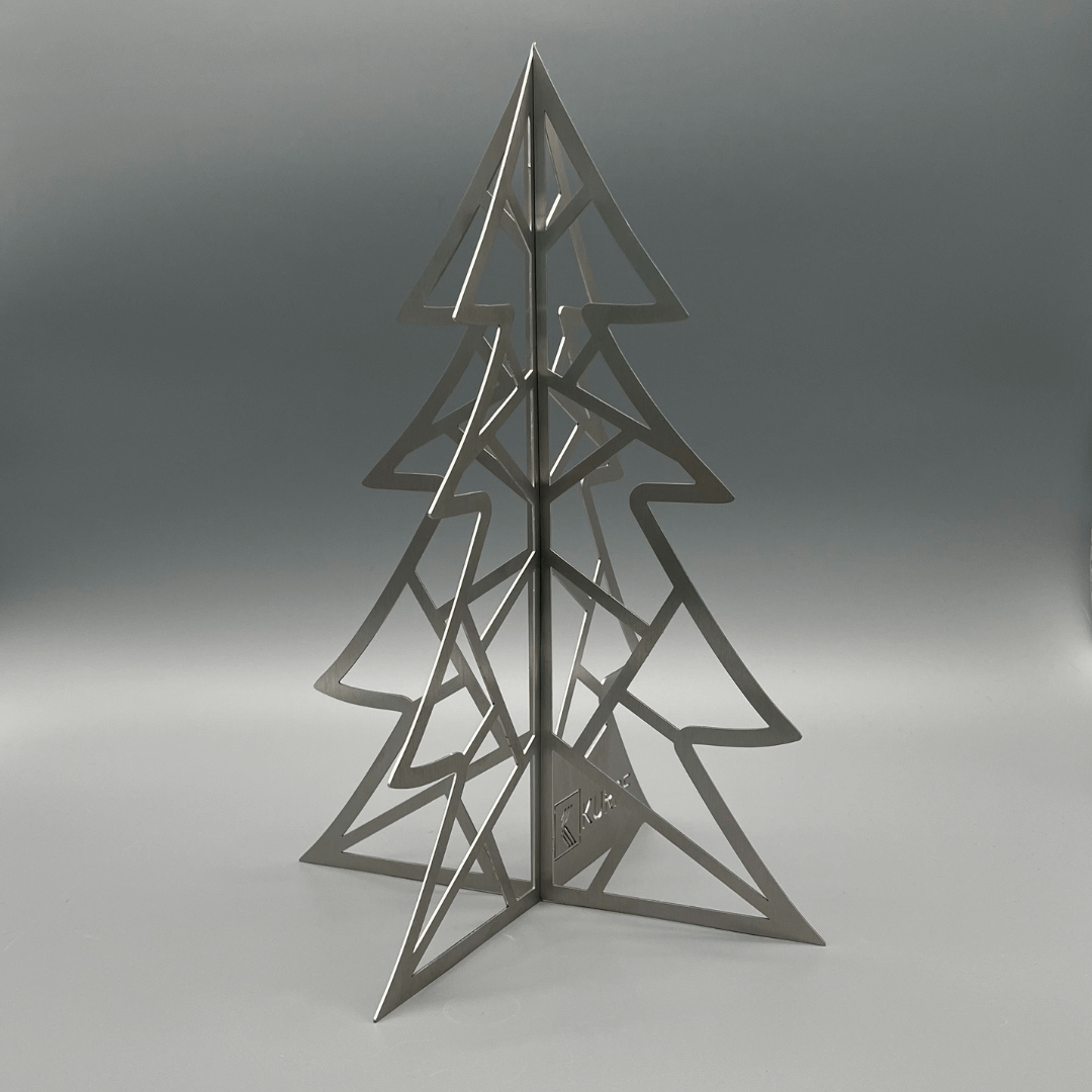 Weihnachtsbaum aus Metall mit vier Seiten.
