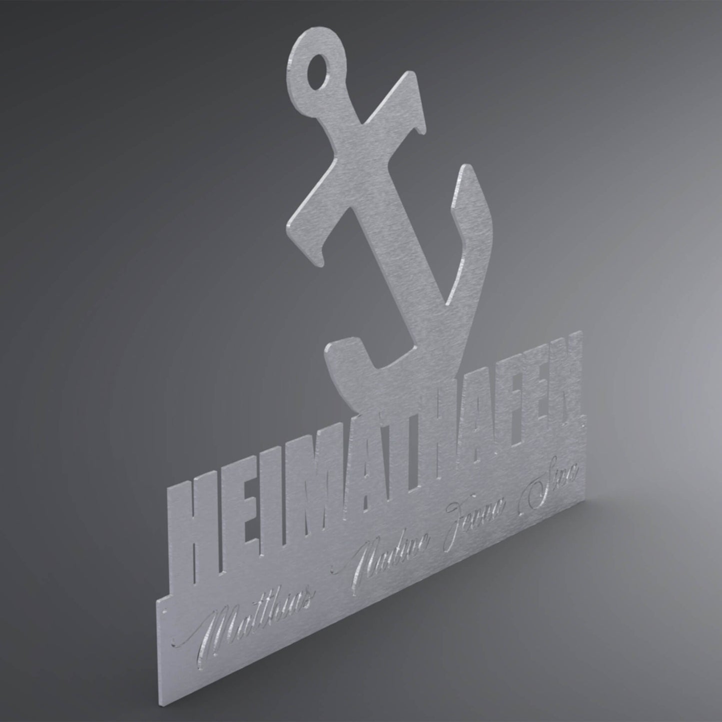 Eine Wanddekoration mit einem Anker, den Spruch Heimathafen und eingravierte, individuelle Namen. Seitliche Ansicht.