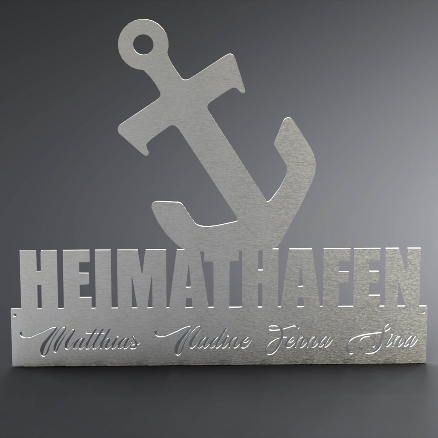 Eine Wanddekoration mit einem Anker, den Spruch Heimathafen und eingravierte, individuelle Namen.
