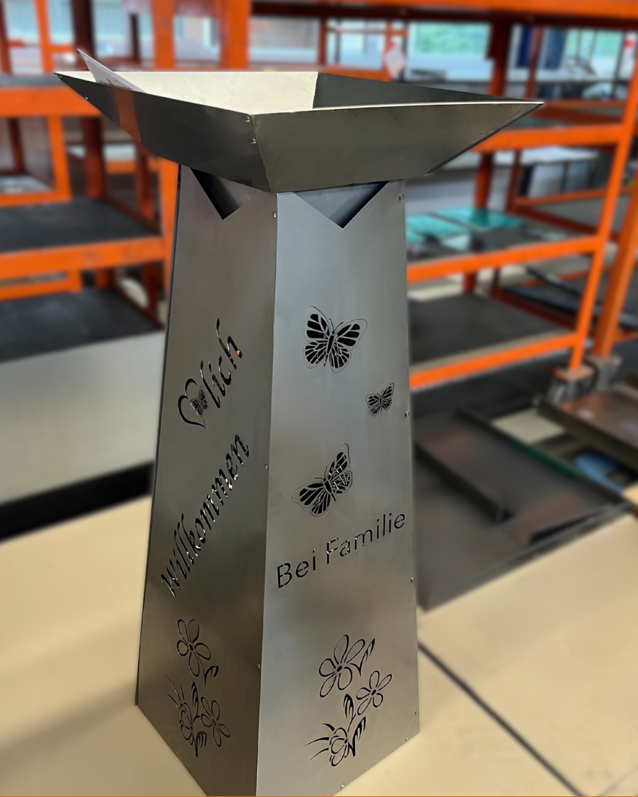 Personalisierte Blumensäule Schmetterlinge – Nordsmiede