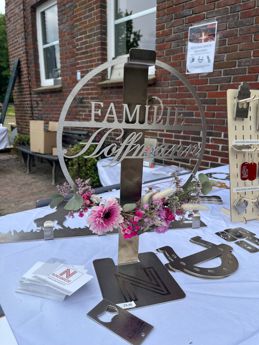 Personaliserter Türkranz in Silber mit pinken Blumen auf einer Ausstellung.