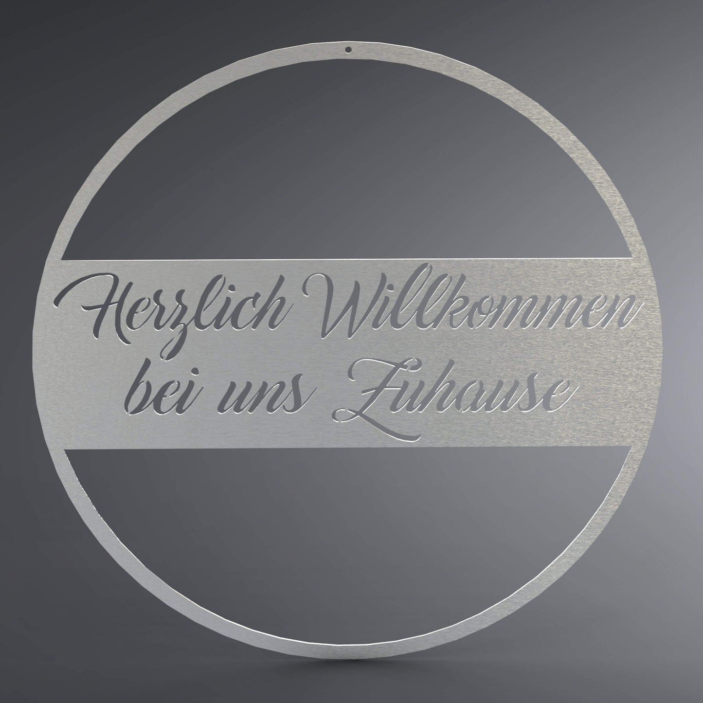 Runder Kranz, in der Mitte ist ein Balken mit der Schrift Herzlich Willkommen bei uns Zuhause.
