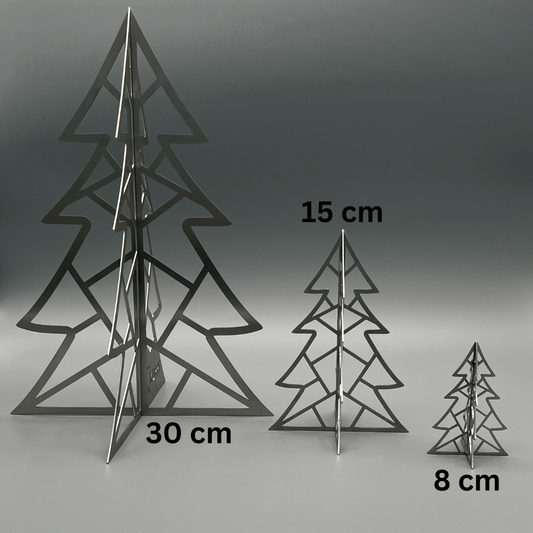 3 Weihnachtsbaum Silhouetten aus Metall in unterschiedlichen Größen nebeneinander. Links der Größte und rechts der Kleinste.