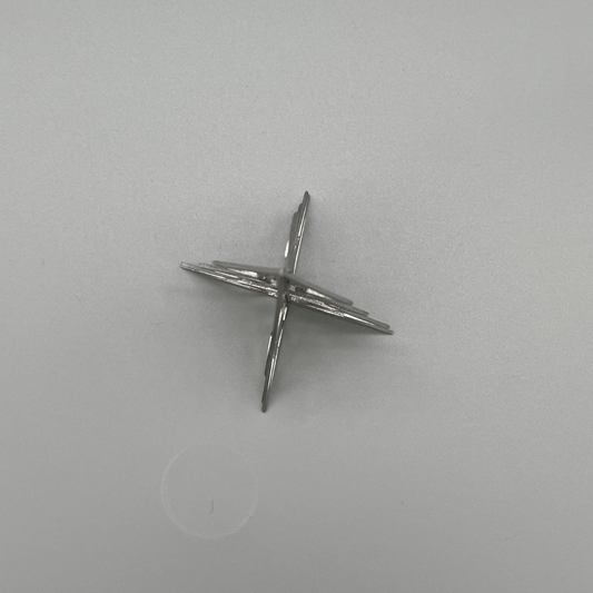 Ein Weihnachtsbaum aus Metall von oben. Vier Seiten sind erkennbar.