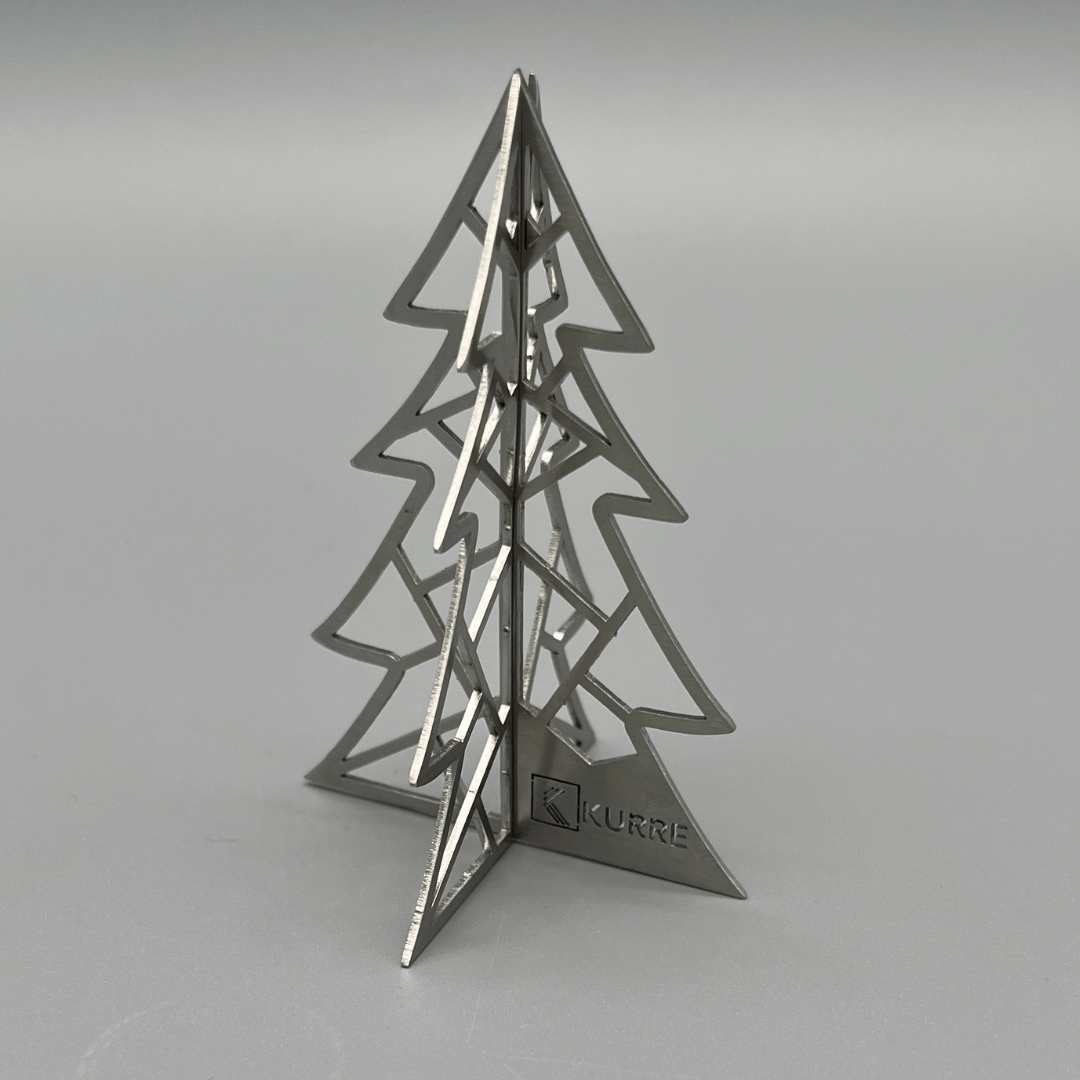 Frontansicht auf einen Weihnachtsbaum aus Metall.