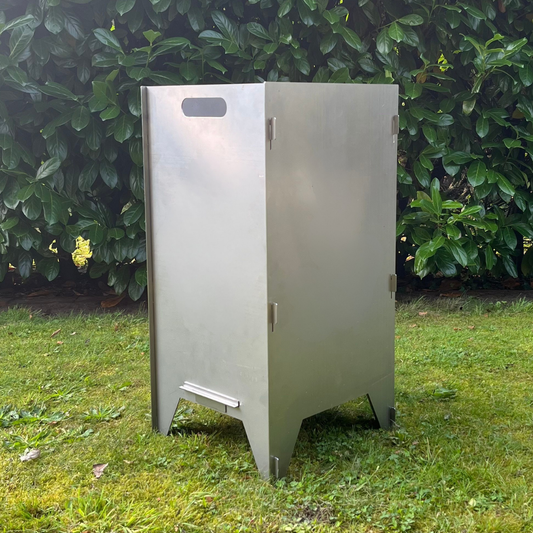 Feuertonne ohne Motiv im Garten eckig.