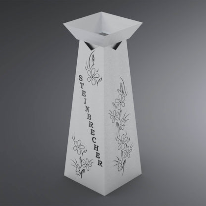 Ansicht auf Blumensäule auf zwei Seiten mit Namen und Blumen