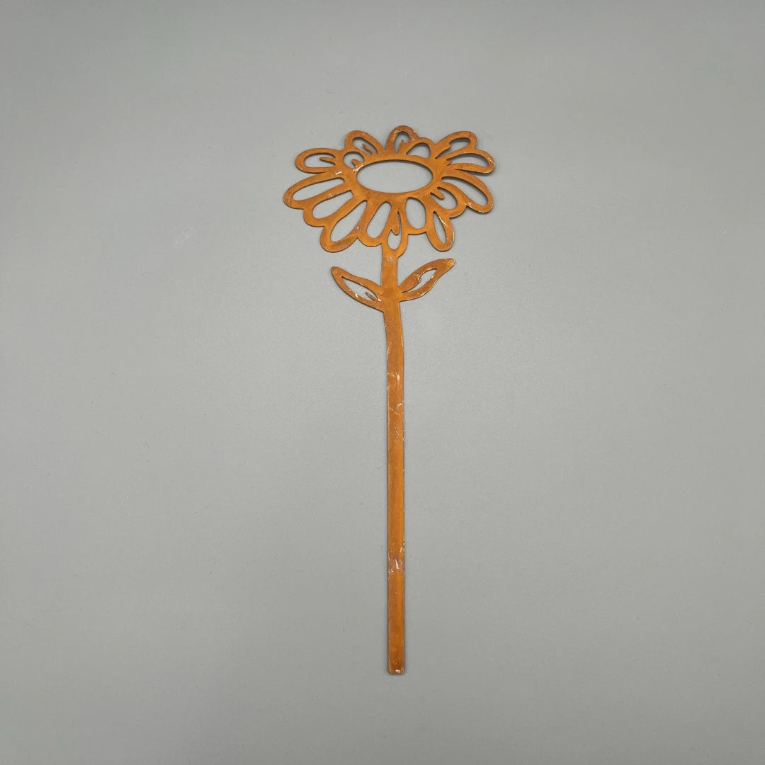 Blume als Blumengartenstecker in Rost für Beete