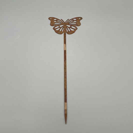 Gartenstecker mit filigranem Schmetterling-Motiv bringt Leichtigkeit und Leben in Beete oder Blumentöpfe.