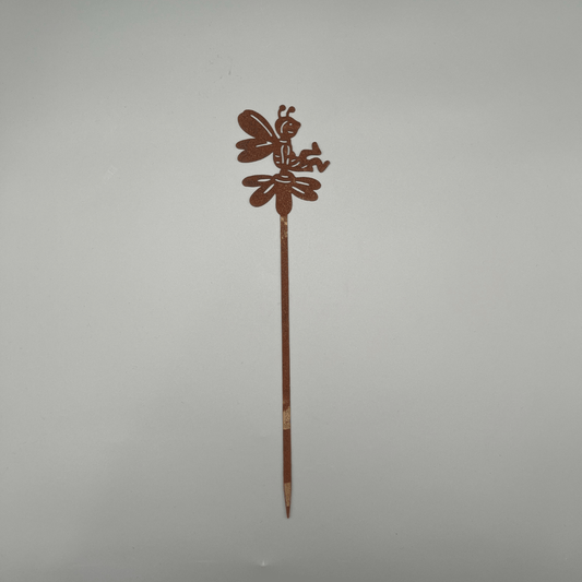 Liebevoll gestaltete Metallstecker zeigt eine stilisierte Blume, auf der eine kleine Biene Platz genommen hat.