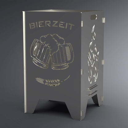 Feuertonne mit zwei Bierkrügen, die anstoßen in der Mitte. Da drüber steht Bierzeit und da drunter ist ein Gerstenkorn. Das Bierzeit-Motiv ist auf zwei Seiten. Auf den anderen beiden Seiten ist das Flammen-Motiv abgebildet. Die Seite mit dem Bierzeit-Motiv ist im Vordergrund.