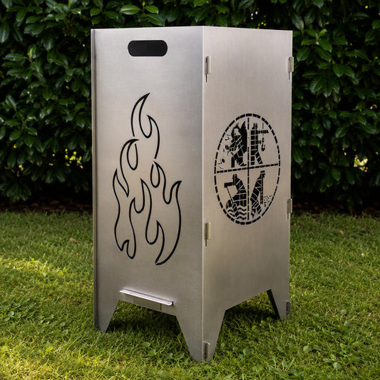 Eine graue Feuertonne, auf der linken Seite eine Flamme und auf der rechten Seite ein Feuerwehrwappen