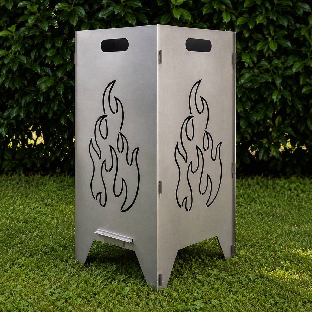 Auf dem Bild ist eine graue Feuertonne mit Flammen Motiv auf beiden Seiten zu erkennen