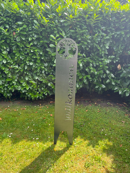 Senkrechter Schriftzug auf Gartenstecker in silber im Garten