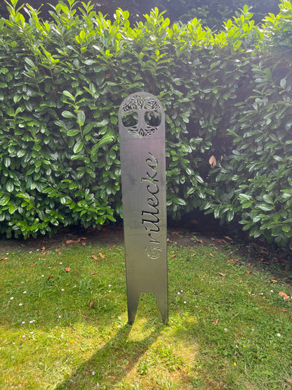 Gartenstecker im Garten in Silber mit ausgelaserter Schrift Grillecke und Baum