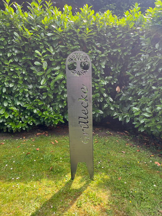 Gartenstecker im Garten in Silber mit ausgelaserter Schrift Grillecke und Baum