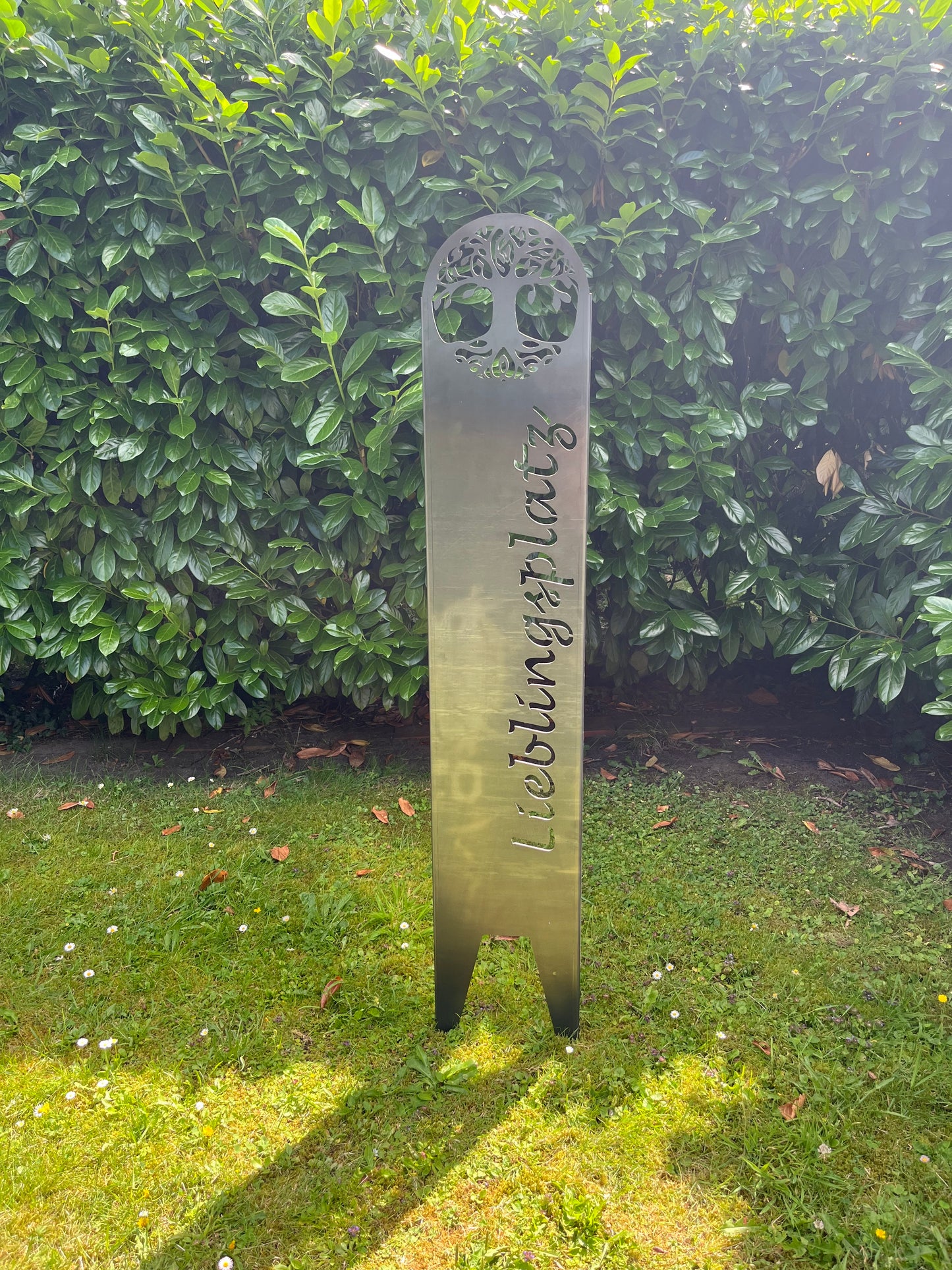 Gartenstecker im Garten mit dem Schriftzug Lieblingsplatz