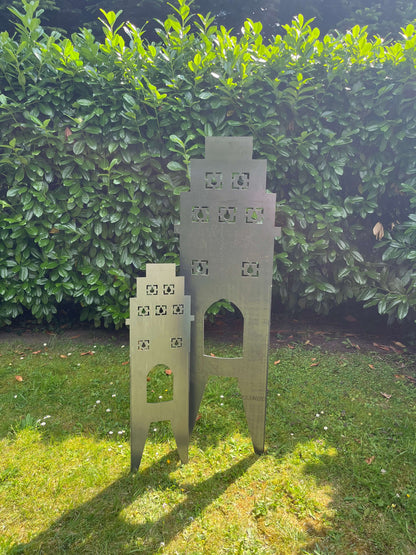 zwei Stadttore in unterschiedlichen Größen im Garten Frontalansicht