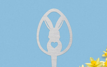 Hase in einem Osterei in Silber