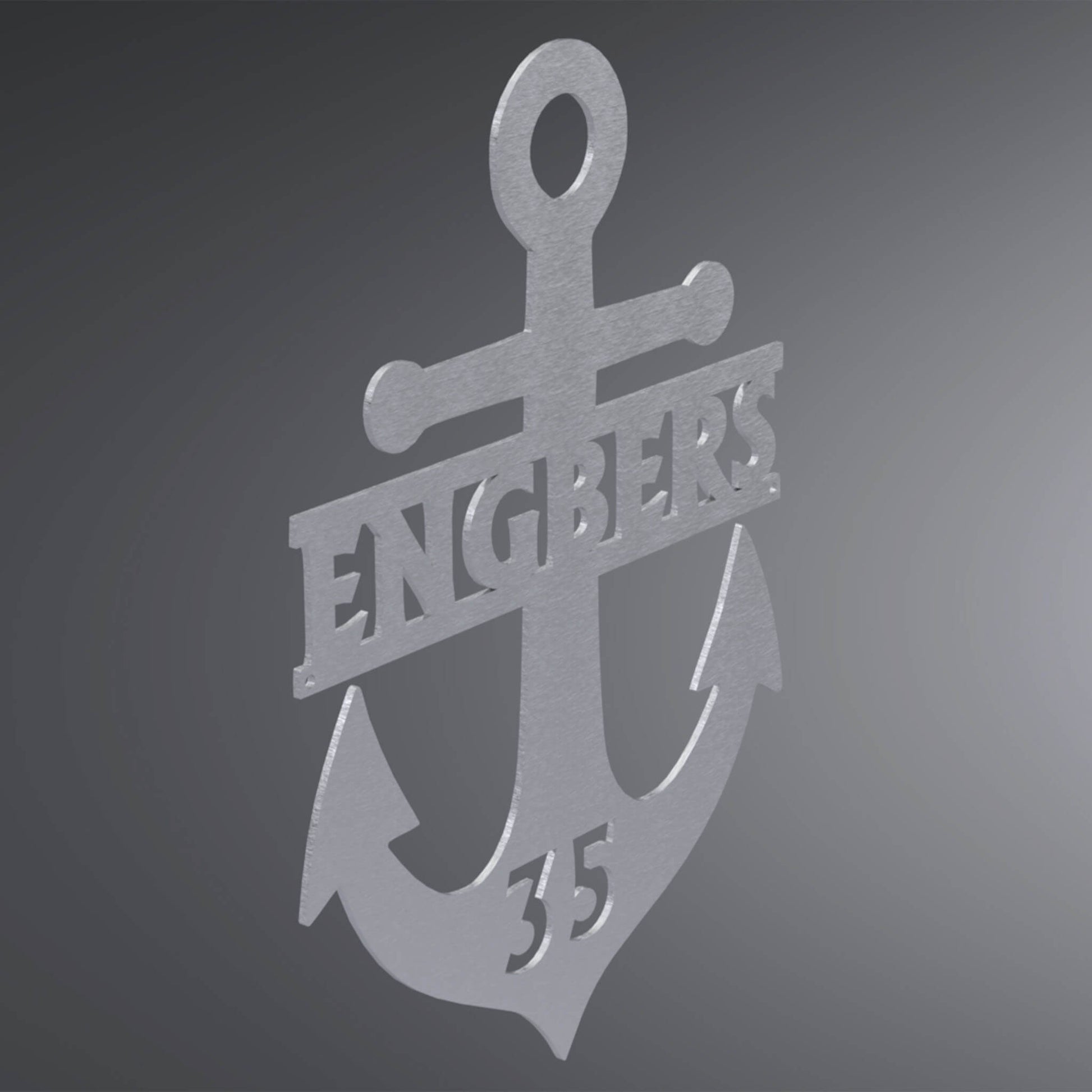 Eine Wanddekoration in Form eines Ankers mit dem Familiennamen in der Mitte und unten ist eine Zahl eingraviert. Seitliche Ansicht.