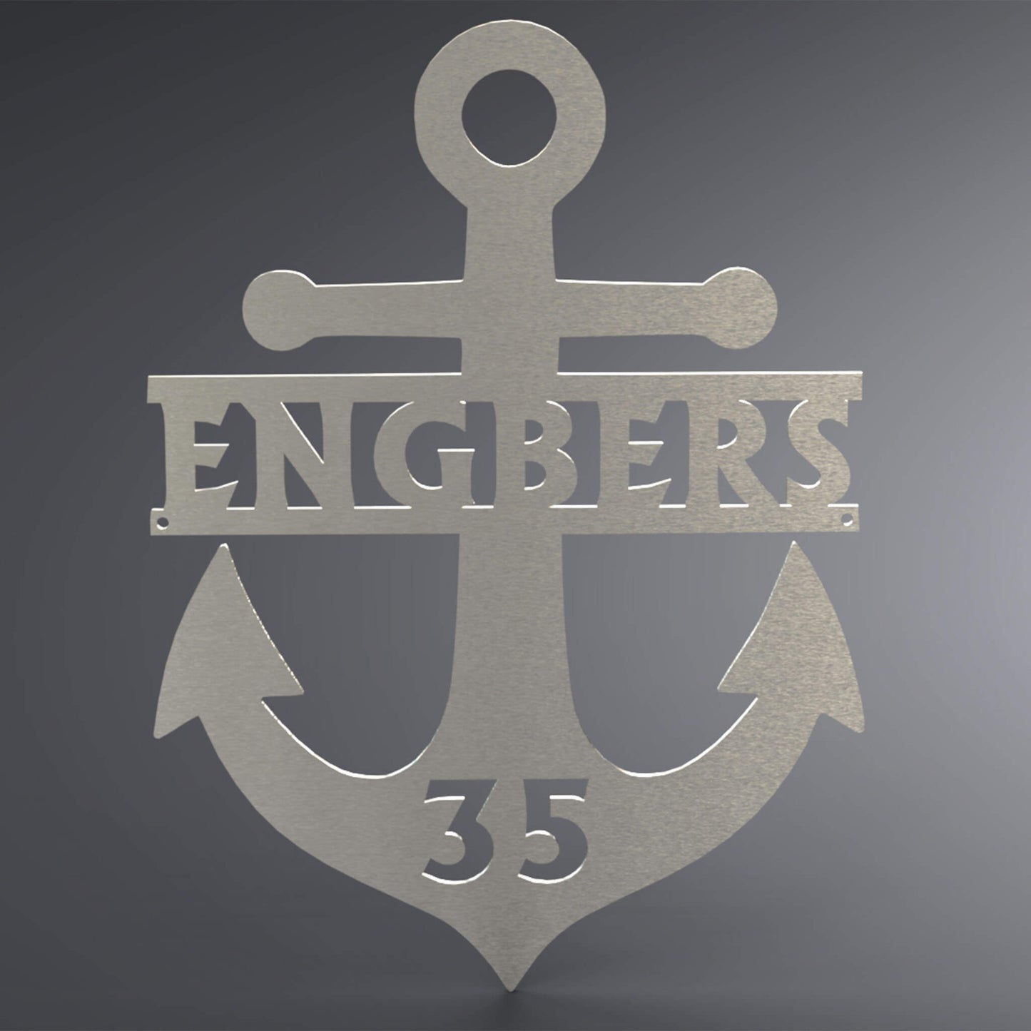 Eine Wanddekoration in Form eines Ankers mit dem Familiennamen in der Mitte und unten ist eine Zahl eingraviert.