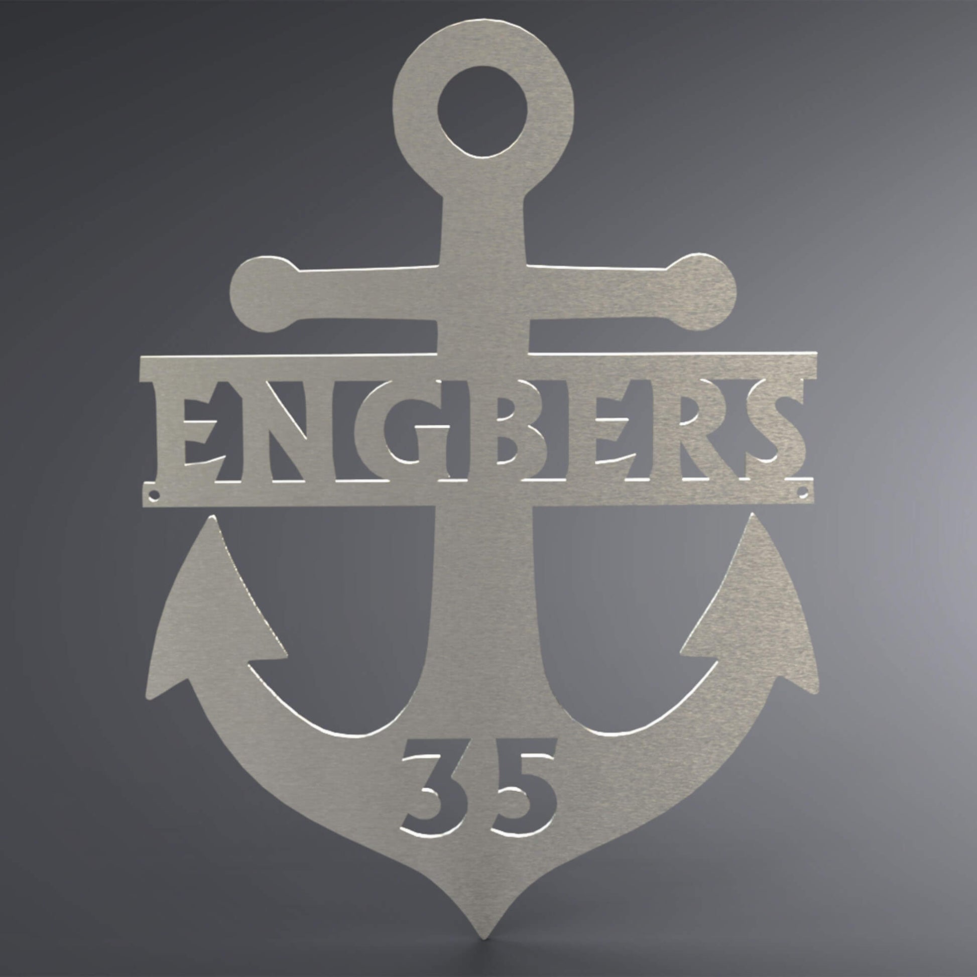 Eine Wanddekoration in Form eines Ankers mit dem Familiennamen in der Mitte und unten ist eine Zahl eingraviert.