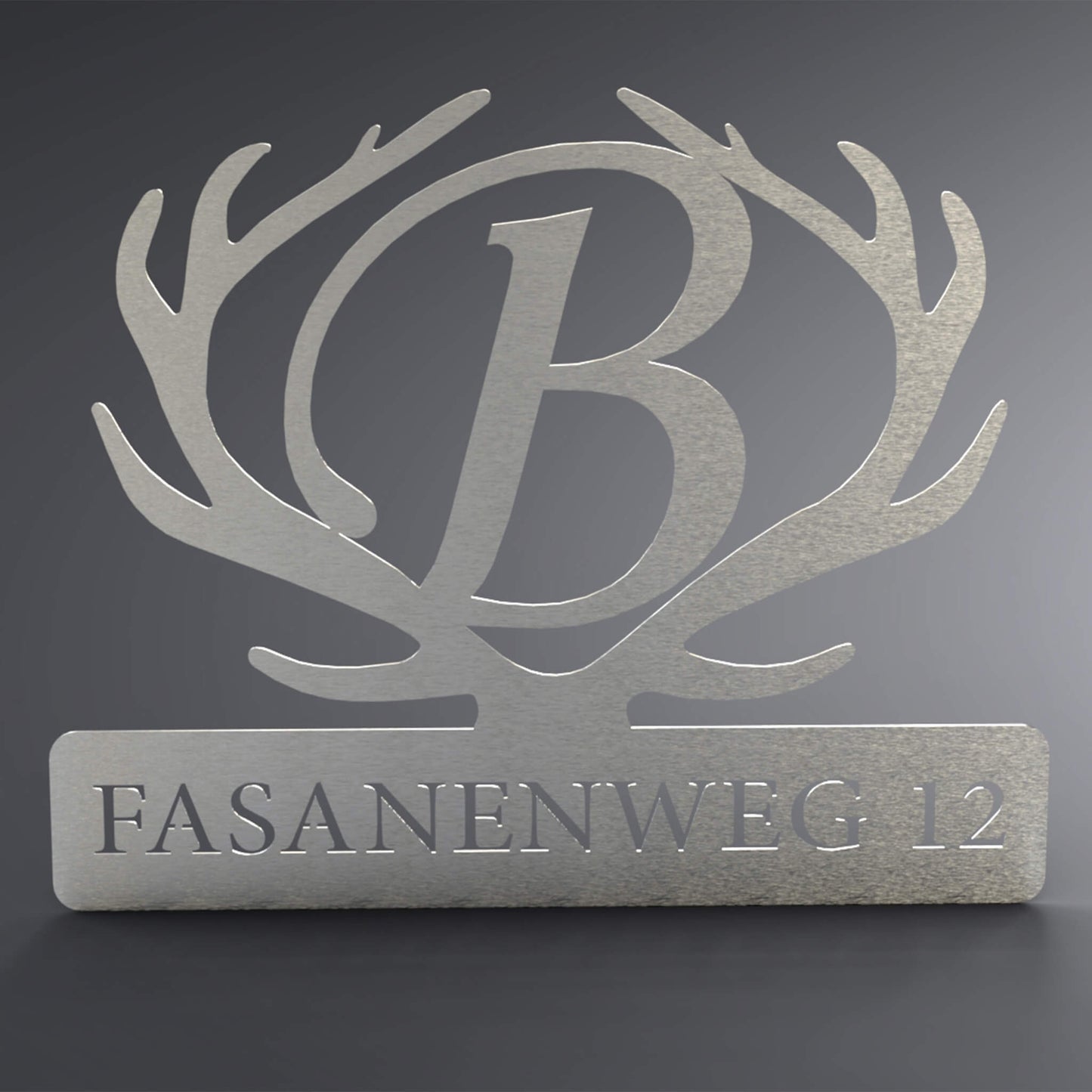 Eine Wanddekoration mit einem Hirschgeweih. In der Mitte des Hirschgeweihs befindet sich ein großes B und da drunter steht der Straßenname und die Nummer.
