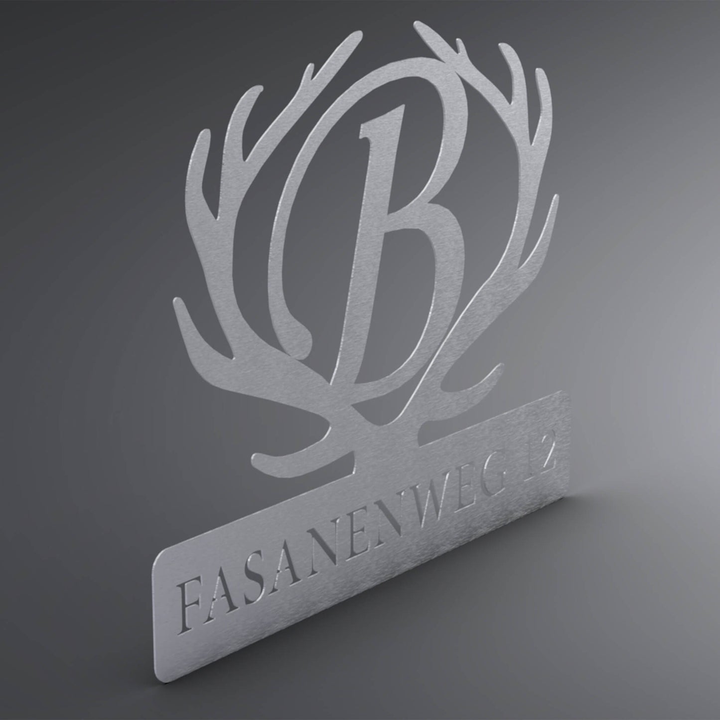 Eine Wanddekoration mit einem Hirschgeweih. In der Mitte des Hirschgeweihs befindet sich ein großes B und da drunter steht der Straßenname und die Nummer. Seitliche Ansicht.