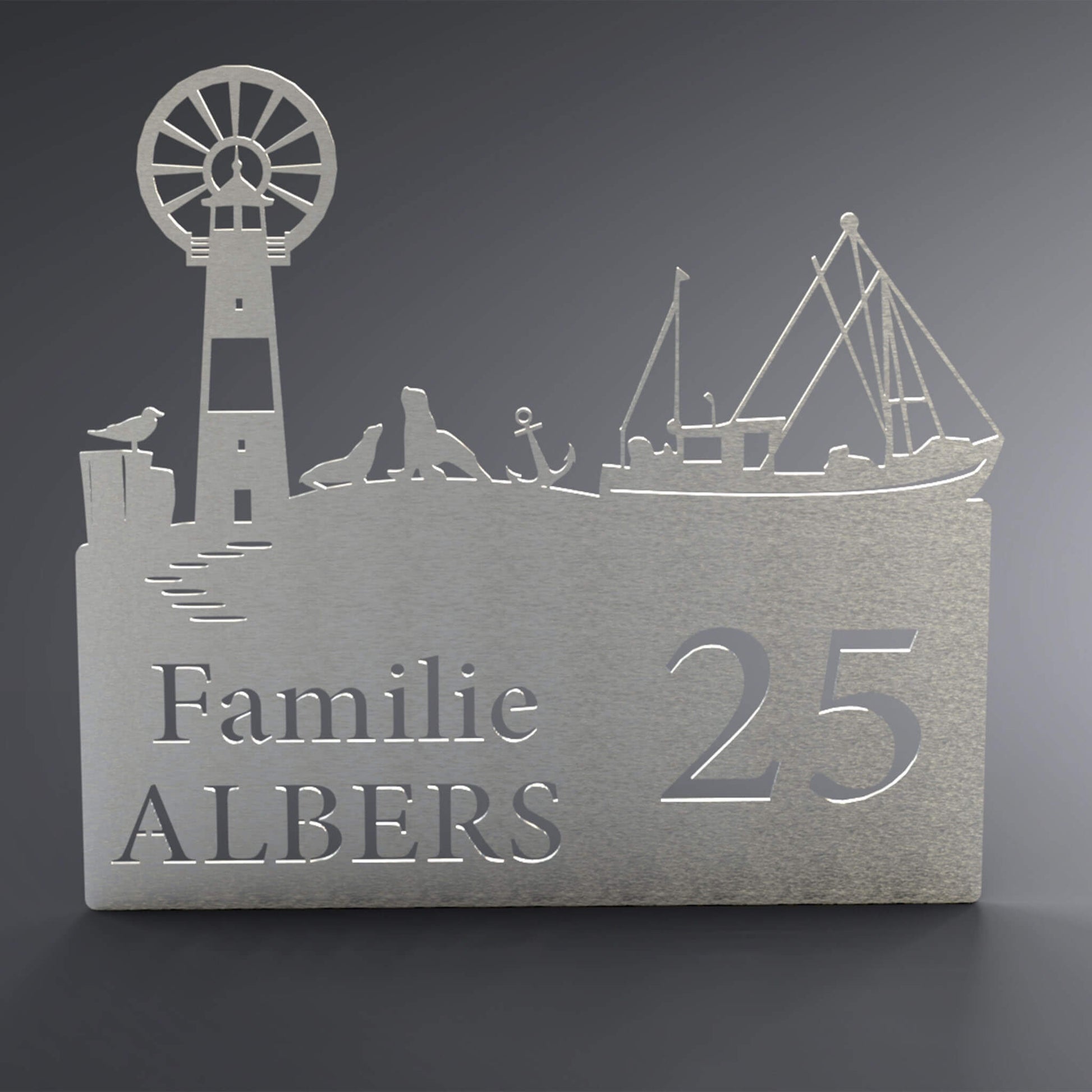 Eine Wanddekoration in Form eines Rechtecks. Rechts steht Familie und darunter der Familienname. Links steht die vergrößerte Hausnummer. Auf der oberen Kante ist eine Leuchtturm, ein Schiff, ein Anker, eine Möwe und Seelöwen abgebildet.