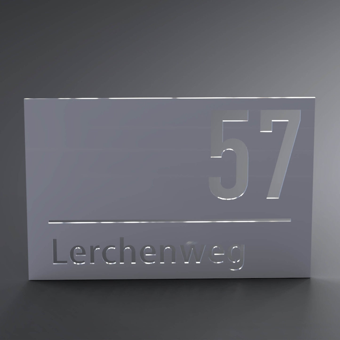 Eine Wanddekoration. In der Mitte ist eine Linie. Oberhalb steht in der rechten Ecke die Hausnummer und unterhalb steht der Straßenname mittig.