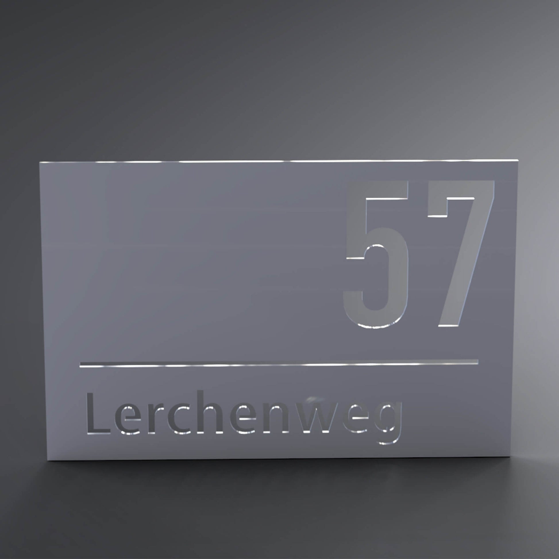 Eine Wanddekoration. In der Mitte ist eine Linie. Oberhalb steht in der rechten Ecke die Hausnummer und unterhalb steht der Straßenname mittig.