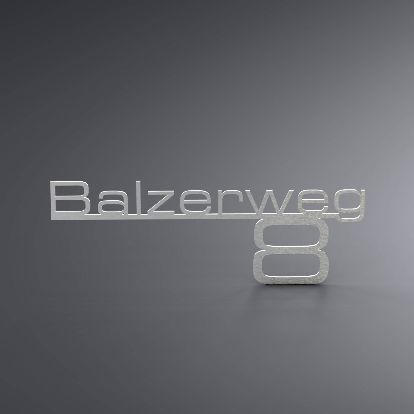 Eine Wanddekoration die die Adresse wiedergibt. Straßenname steht auf einer schmalen Linie und da drunter steht die Hausnummer.