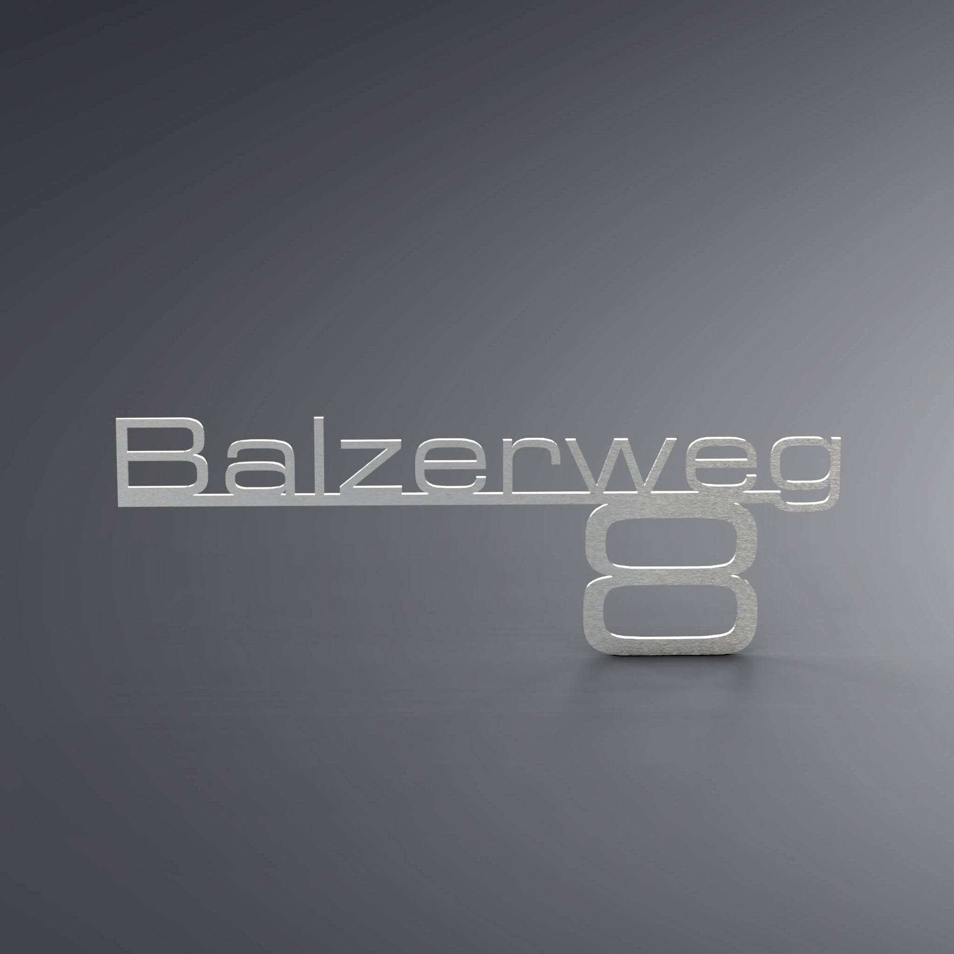 Eine Wanddekoration die die Adresse wiedergibt. Straßenname steht auf einer schmalen Linie und da drunter steht die Hausnummer.