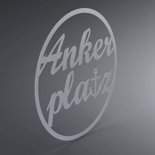 Dünner, ausgehöhlter Kreis. Über die komplette Lücke steht: "Ankerplatz" groß und verschnörkelt. Das t wurde gegen einen Anker ersetzt. Seitliche Ansicht.