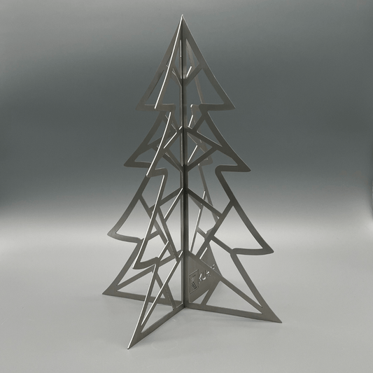Weihnachtsbaum aus Metall mit vier Seiten.