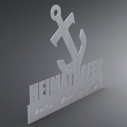 Eine Wanddekoration mit einem Anker, den Spruch Heimathafen und eingravierte, individuelle Namen. Seitliche Ansicht.