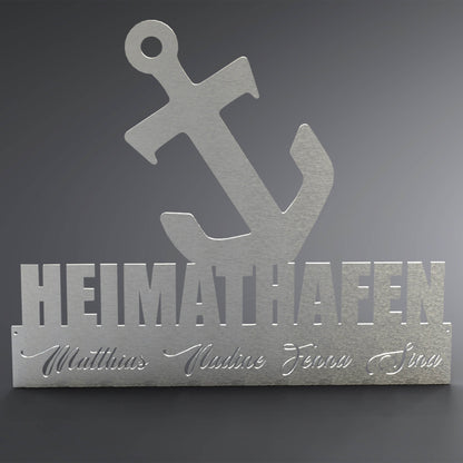 Eine Wanddekoration mit einem Anker, den Spruch Heimathafen und eingravierte, individuelle Namen.