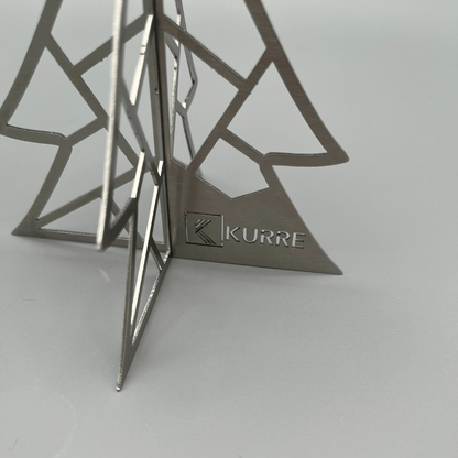 Gravur in einer unteren Ecke eines Weihnachtsbaums aus Metall. Platz für eine Personalisierung.