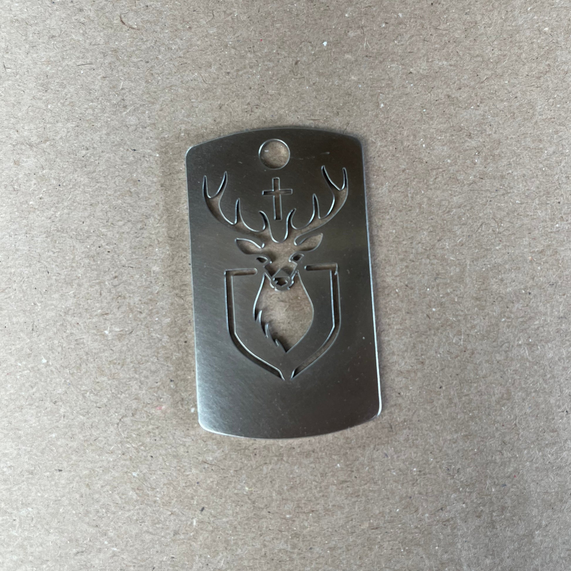 Schlüsselanhänger mit Hirsch und Kreuz
