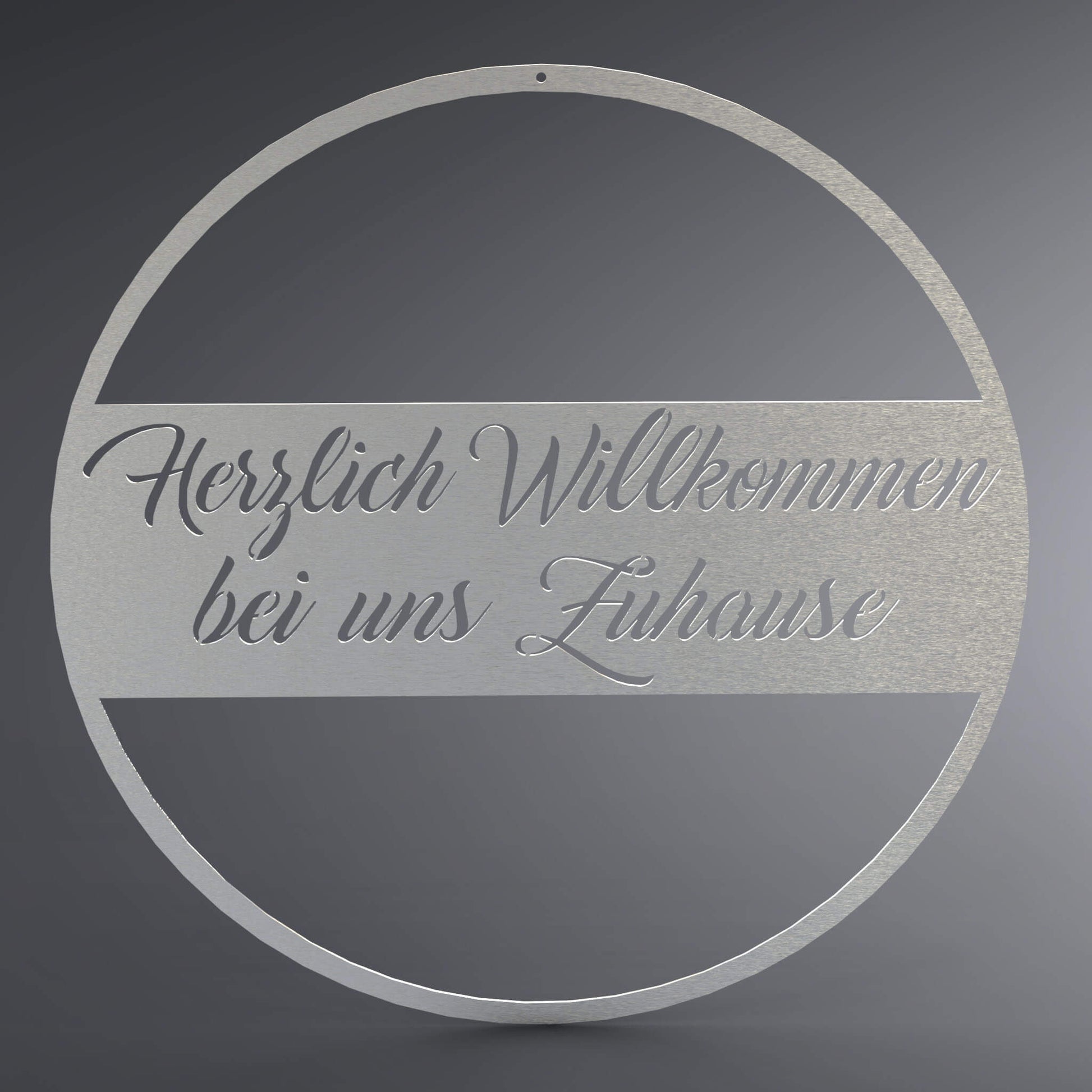 Runder Kranz, in der Mitte ist ein Balken mit der Schrift Herzlich Willkommen bei uns Zuhause. 