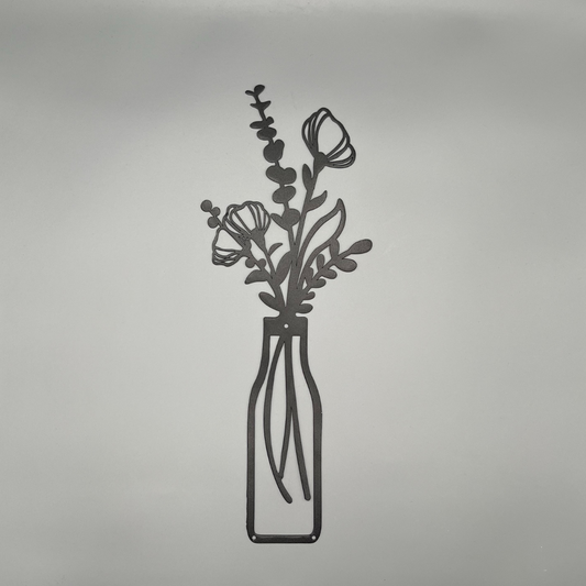 Silhouette von Mohnblumen und Eukalyptus in einer Vase in Metall in Schwarz