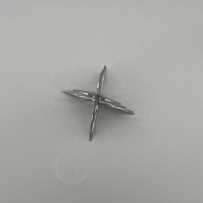 Ein Weihnachtsbaum aus Metall von oben. Vier Seiten sind erkennbar.