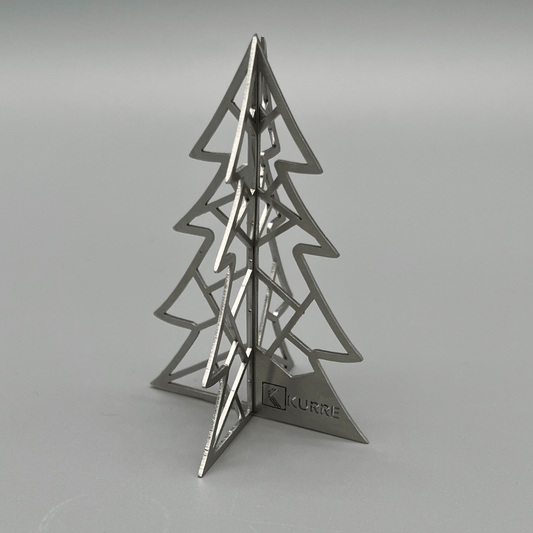 Frontansicht auf einen Weihnachtsbaum aus Metall.
